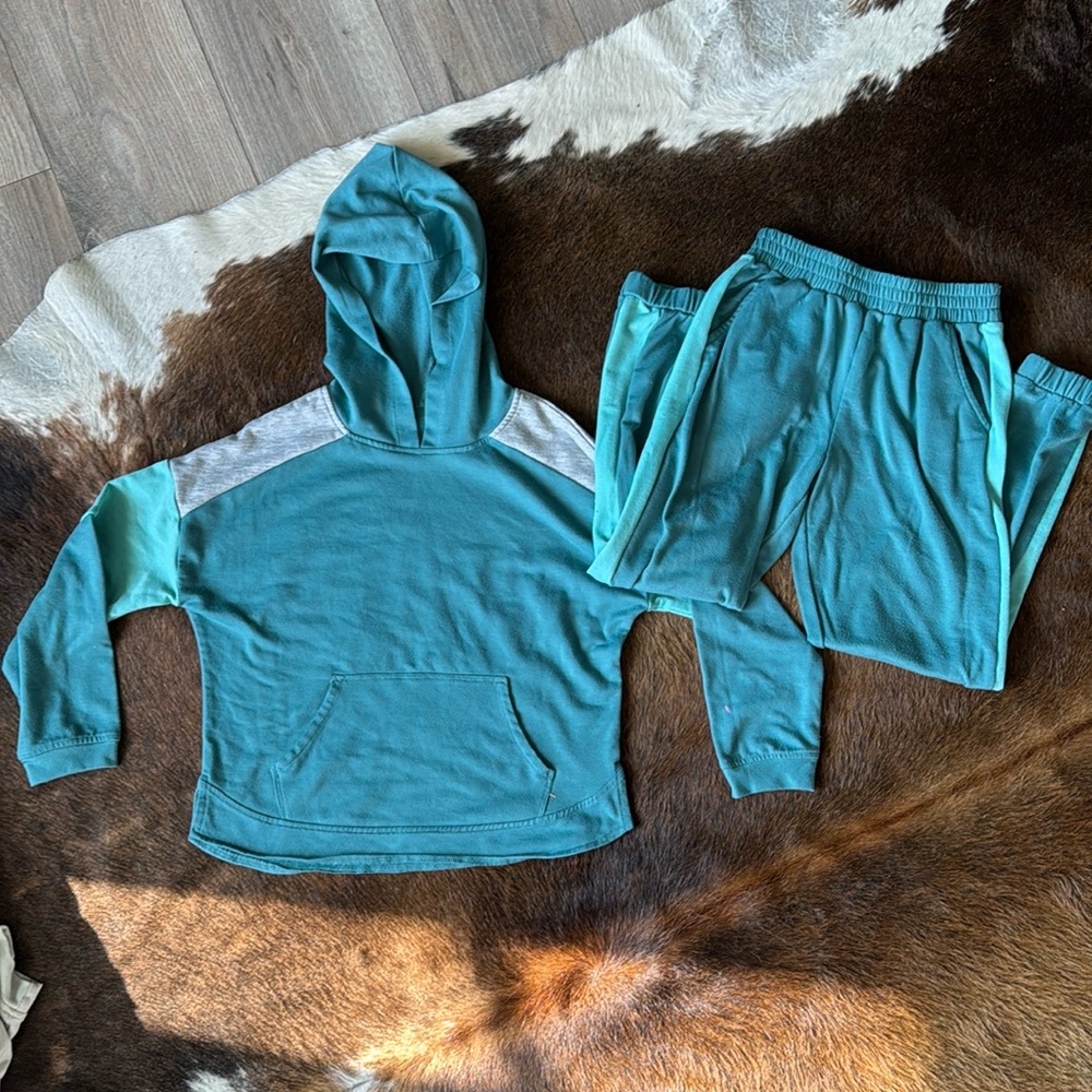 Hoodie and sweatpants outfit! Teal/green color! Good condition! Size Y10